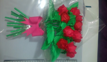 Arreglo que consta de 12 rosas envueltas en plástico y con un pequeño moño.